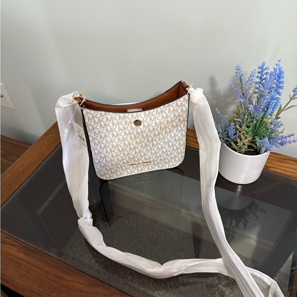 Michael Kors Briley Messenger Bag - NWT - Picture 4 of 5